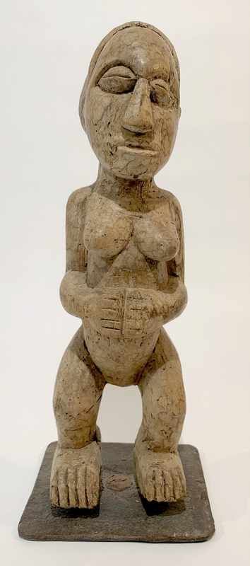 STATUETTE féminine en génuflexion, les yeux...