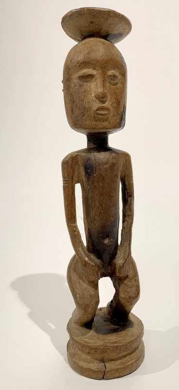 STATUETTE masculine en génuflexion, les bras...