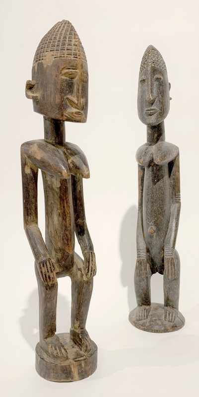 LOT DE DEUX STATUETTES féminines en génuflexion,...