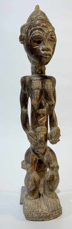 STATUETTE féminine au corps scarifié assise...