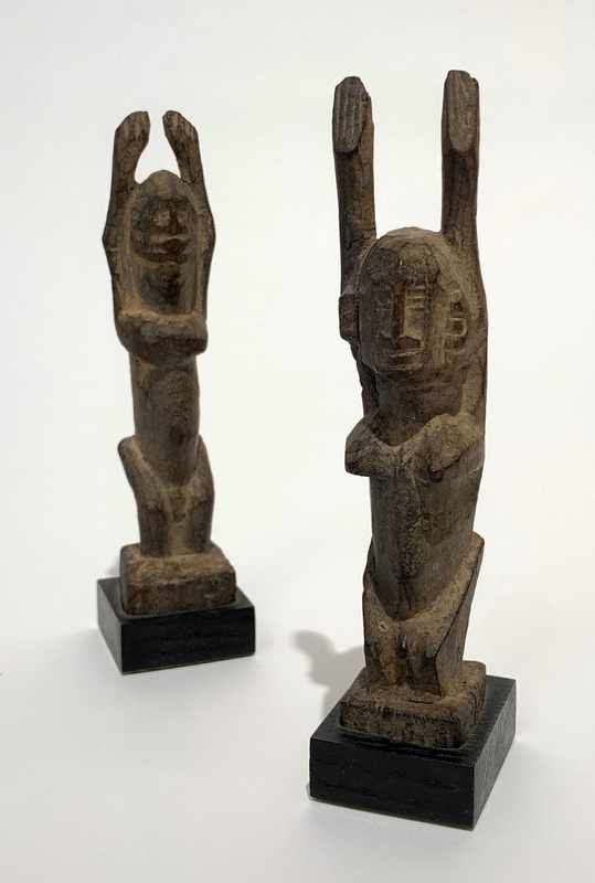 DEUX STATUETTES miniatures les bras levés...