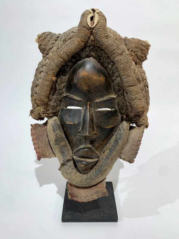 MASQUE aux pommettes saillantes, les yeux...