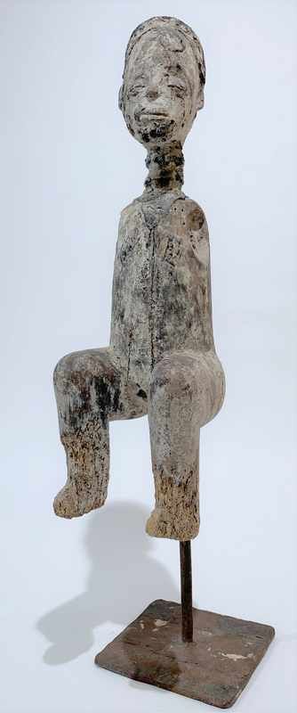 ANCIENNE STATUETTE articulée féminine assise...