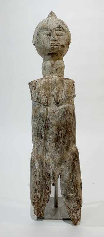 STATUETTE masculine debout aux yeux mi-clos...
