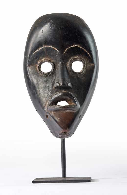 MASQUE aux yeux ronds, sourcils relevés.