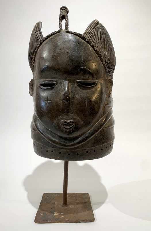 MASQUE HEAUME au joues scarifiées au front...