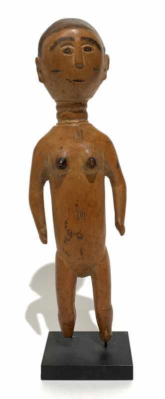 STATUETTE de type colonial au cou annelé...