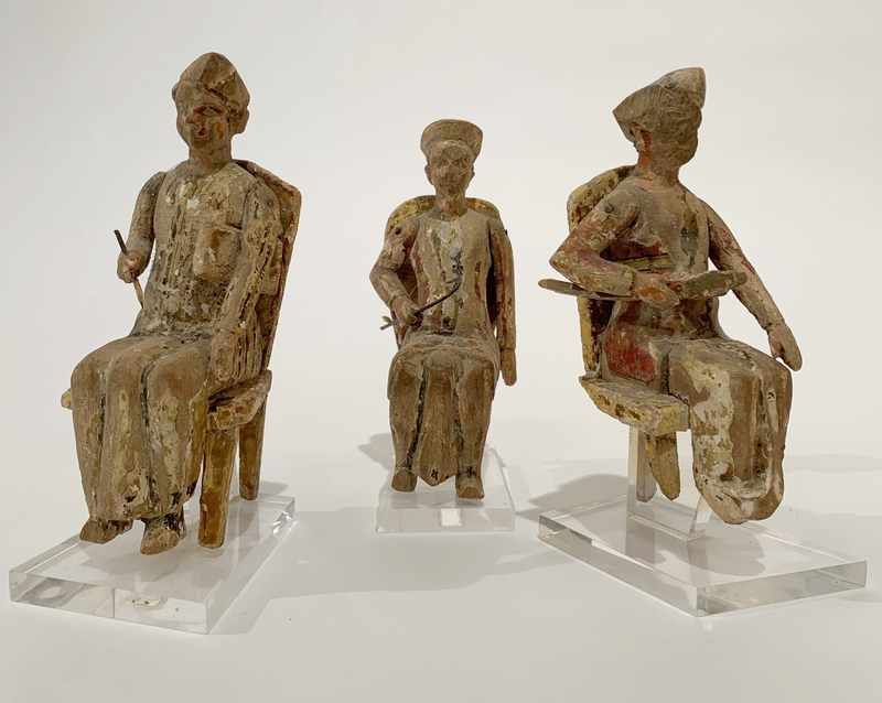 TROIS STATUETTES représentant des hommes...
