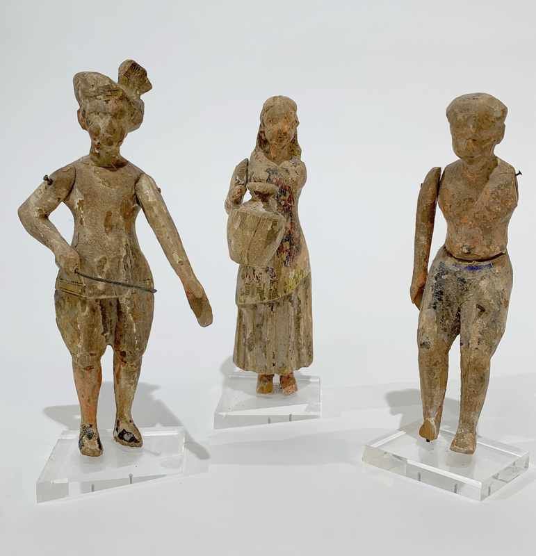 TROIS STATUETTES représentant des personnages...