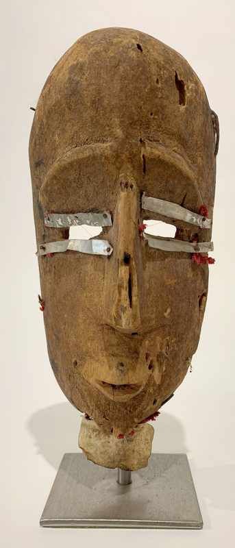 MASQUE aux yeux mi-clos aux cils simulés...
