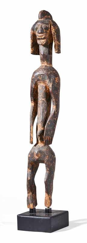 STATUETTE masculine se tenant droit aux bras...