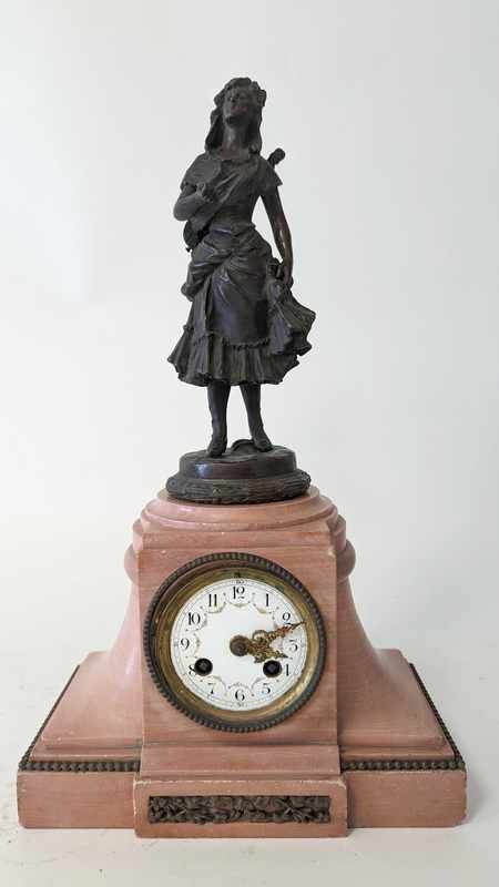 PENDULE type borne, en marbre rose avec cadran...