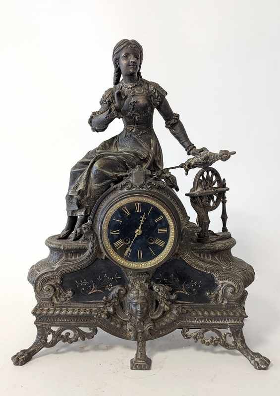 PENDULE en régule et marbre noir, figurant...