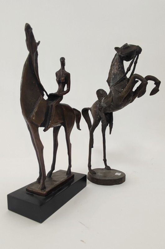 DEUX CHEVAUX en bronze moulé et ciselé, l'un...
