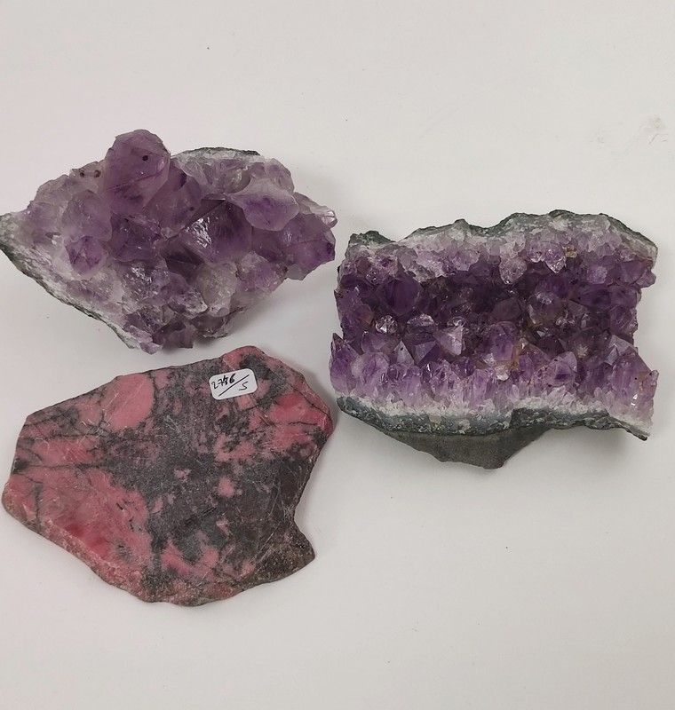 LOT DE MINERAUX comprenant deux améthystes...