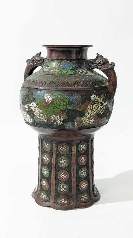 VASE en bronze à patine brune et émaux cloisonné,...