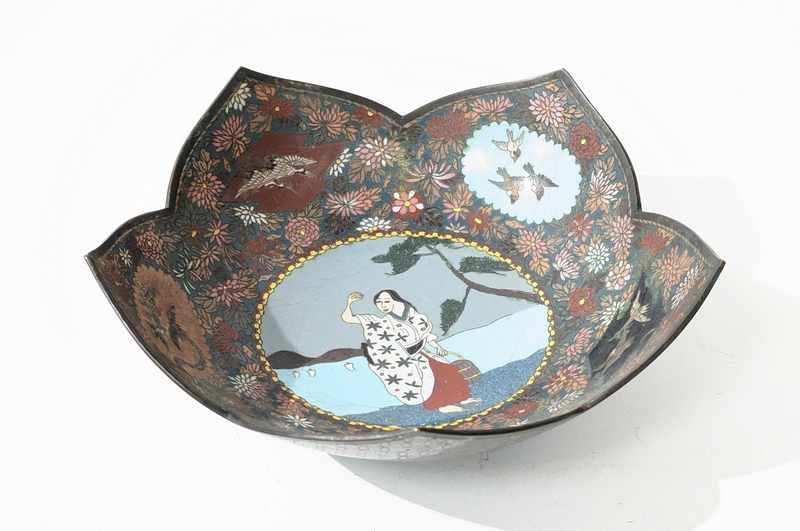 COUPE de forme lotus en émaux cloisonnés...