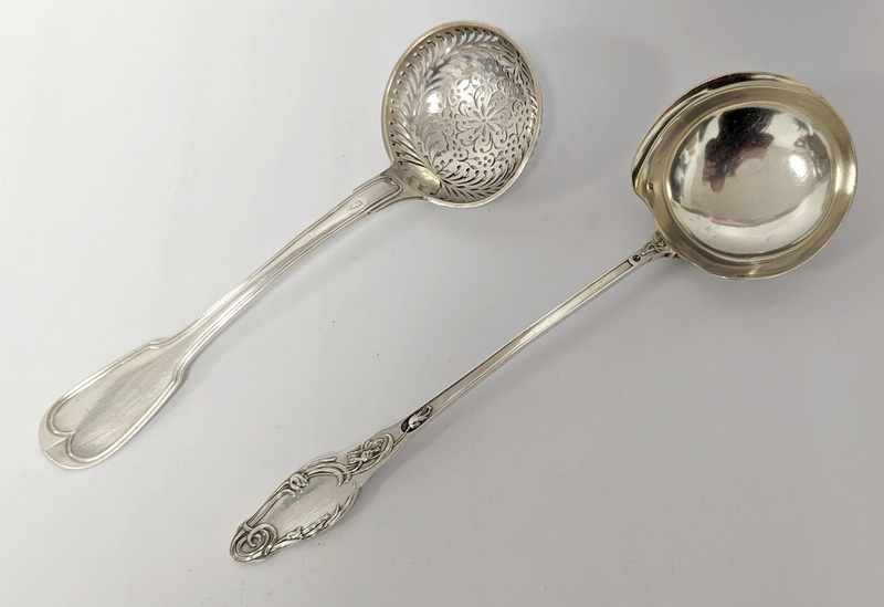 CUILLERE A SAUPOUDRER en argent (950), modèle...