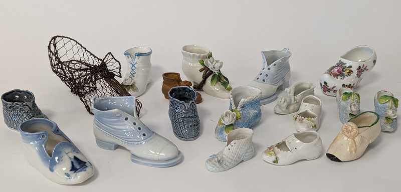 LOT DE PETITES CHAUSSURES en céramique et...