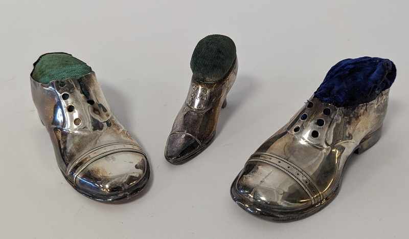 DEUX CHAUSSURES formant pique-aiguilles en...