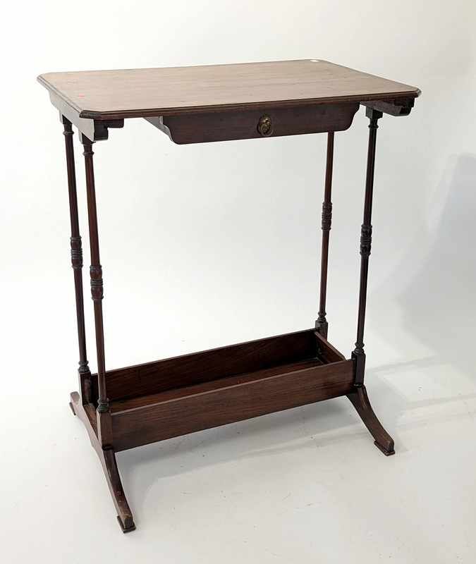 PETITE TABLE D'APPOINT en acajou et filets...