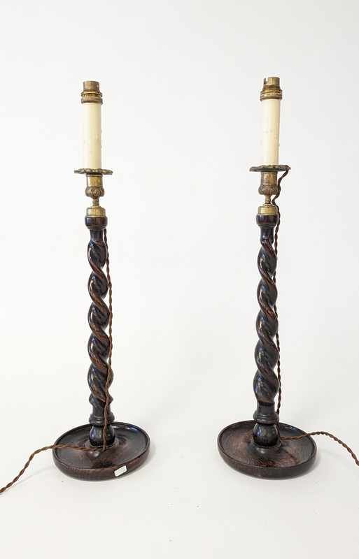 PAIRE DE GRAND FLAMBEAUX en bois à fût torsadé...