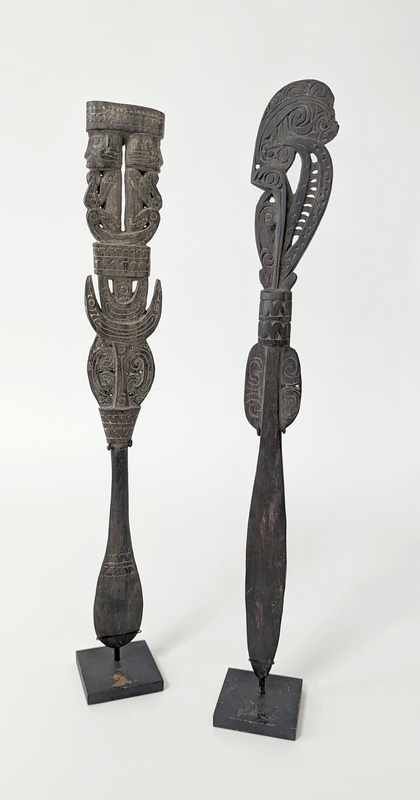 DEUX SPATULES A CHAUX sculptées sur le manche...