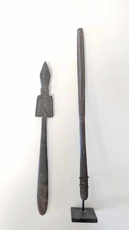 DEUX SPATULES A CHAUX à décor sculpté sur...