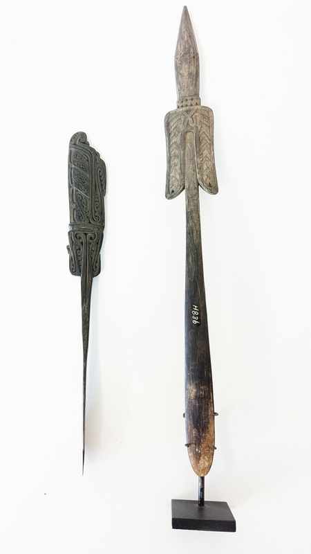 DEUX SPATULES A CHAUX à décor sculpté sur...