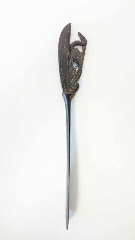 SPATULE A CHAUX sculptée sur le manche d'un...