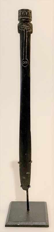 SPATULE A CHAUX à décor gravé sur le manche...