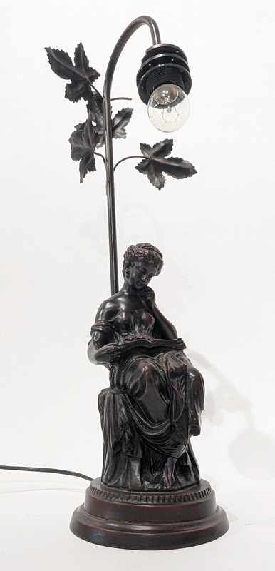 LAMPE en résine patinée représentant une...