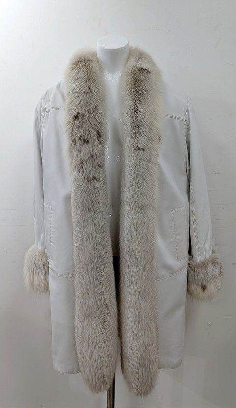 MANTEAU en cuir blanc et fourrure de renard...