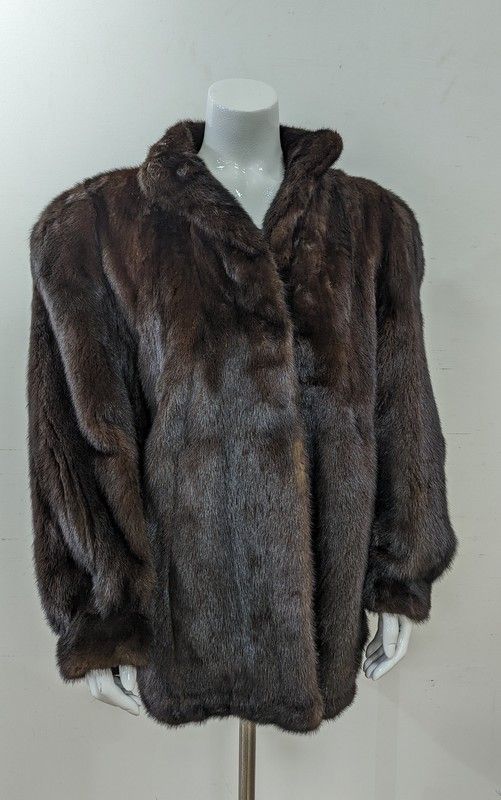 MANTEAU en vison brun, manches bouffantes,...