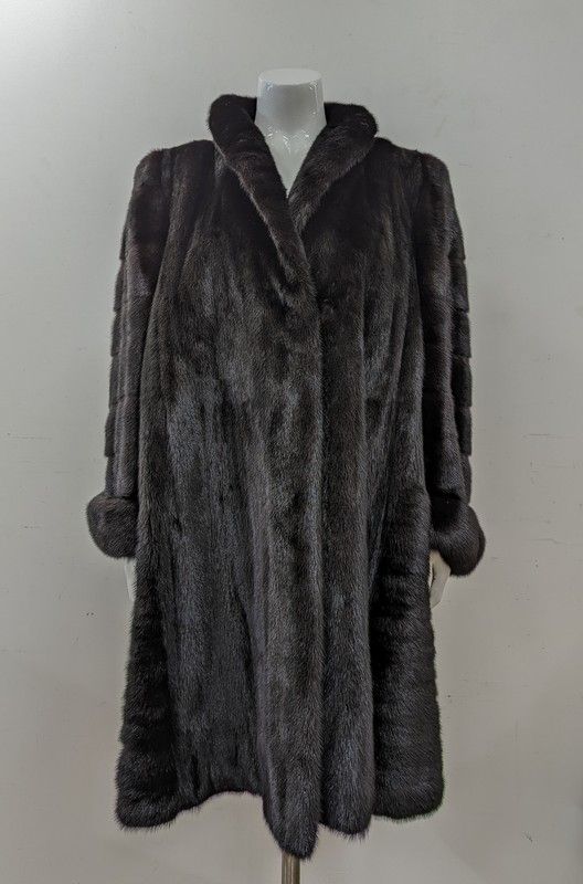 MANTEAU LONG en vison brun, fermeture à 3...