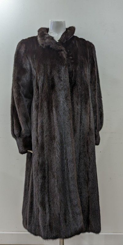 MANTEAU LONG en vison brun, manches bouffantes,...