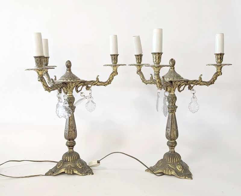 PAIRE DE CANDÉLABRES à trois bras de lumière...