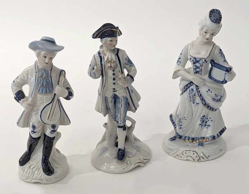 SUITE DE TROIS STATUETTES dont deux galants...