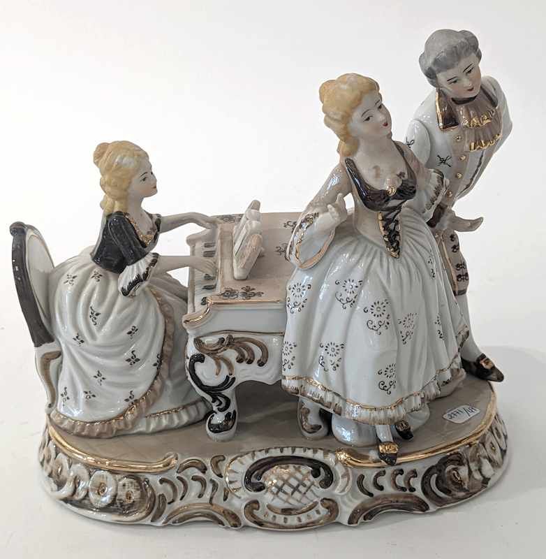 GROUPE en porcelaine émaillée brun et or...
