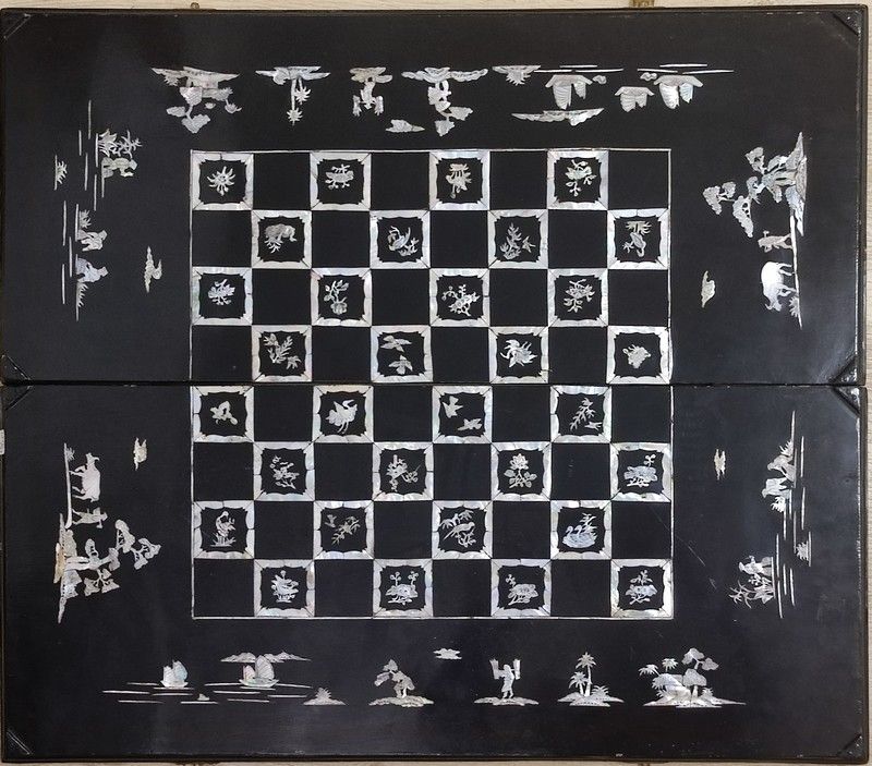 ECHIQUIER pliant découvrant un jeu de backgammon...
