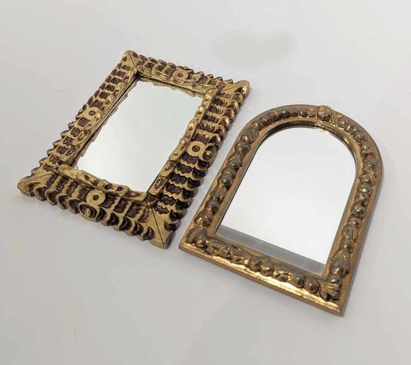 DEUX PETITS MIROIRS en bois doré et sculpté,...
