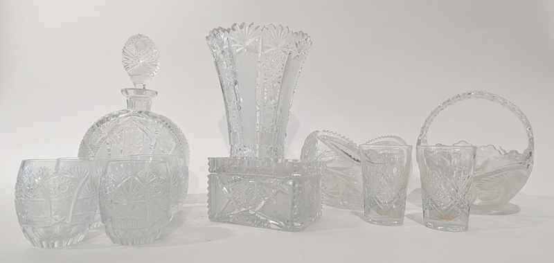 ENSEMBLE DE VERRERIE en cristal taillé, principalement...