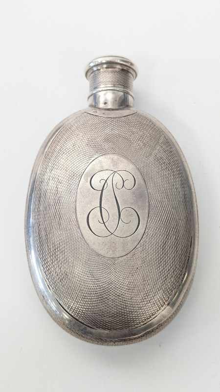 FLASQUE en argent guilloché, de forme poire,...