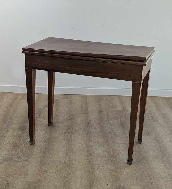 TABLE A JEU rectangulaire en acajou et placage...