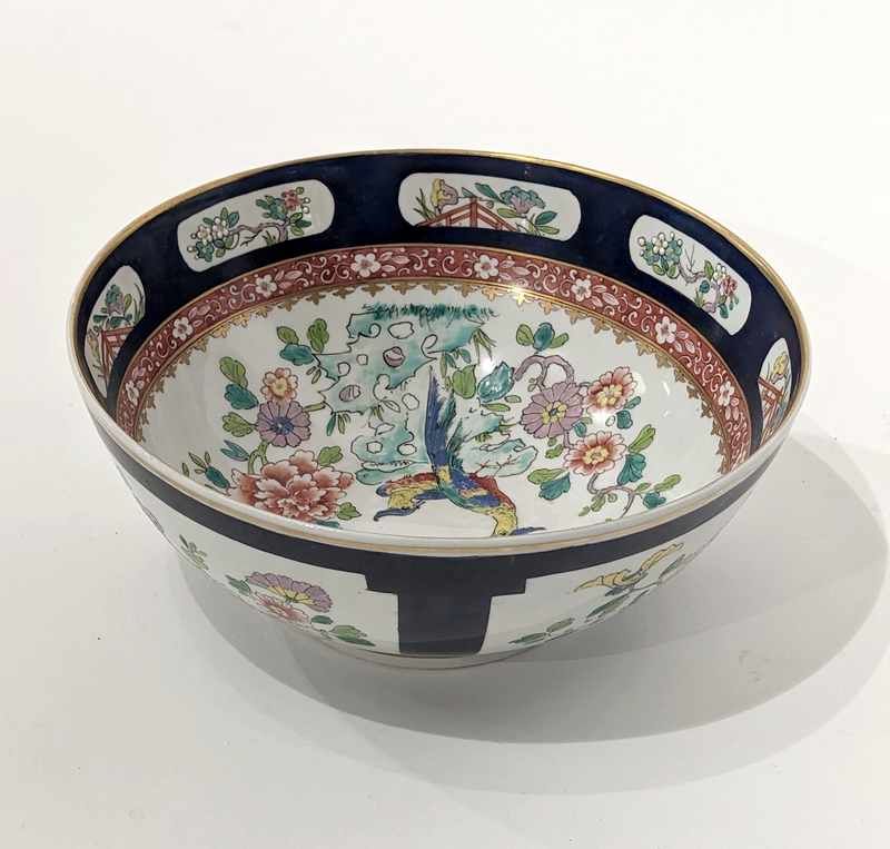 SALADIER en porcelaine émaillée polychrome...