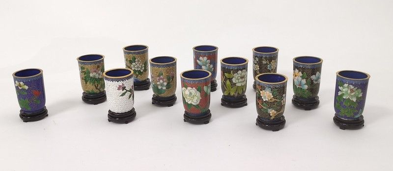 DOUZE TASSES en émail cloisonné polychrome...