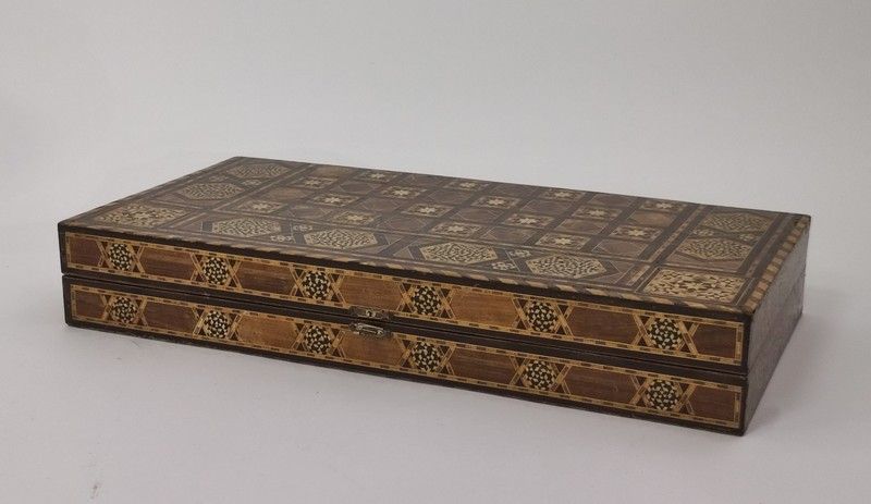 ÉCHIQUIER formant COFFRET en marqueterie...