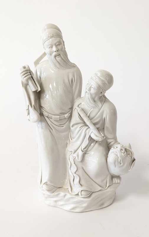 Épreuve en porcelaine représentant deux sachant...
