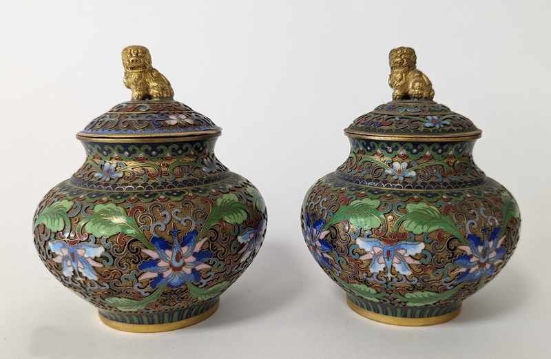 PAIRE DE PETITS POTS COUVERTS en émaux cloisonnés...