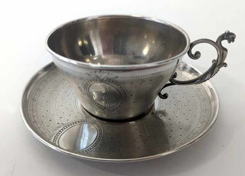 TASSE ET SOUS-TASSE en argent à fond guilloché...